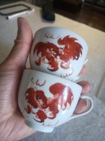 民国红狮子茶杯两个，一个没把了，另一个把上有一小线