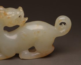和田玉兽 规格: 5.5×3.1×1.2厘米，重 26克。 玉质温润细腻，沁色自然，刀功老道，皮壳包浆一流，雕刻生动，线条流畅，品相完美！