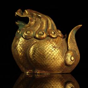 旧藏下乡收纯铜鎏金望天兽熏香炉，
高9厘米，宽9厘米，长7.5厘米，一个重704克