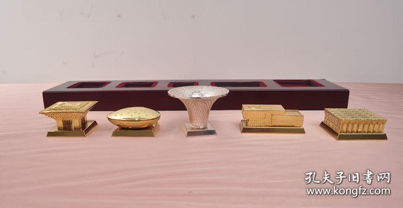 点击查看原图 2010年上海世博会,主要展馆金属模型,纪念品一套。中国馆、文化中心、世博轴、世博中心、主题馆。五个展馆按照位置一次排开,镶嵌在红木底座上。纯精钢打造,手感很沉,做工精细、每一个瓦片,每一扇窗户都能见到,栩栩如生。一轴四馆为代表的上海世博会,已载入史册,该模型为当时开幕时,世博会定制,现存世量极少,长:35cm、宽:7cm。