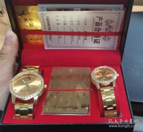 超值套装，120周年典藏，纪念石英手表男女各一块，军用级， 夜光防水。 赠送2枚戒指，手串1个，像章2个，电池2个，主席像金箔卡1张，面值百元金箔钞1张，精品礼盒，超值典藏。