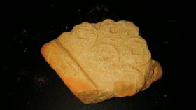 距今2000年西汉王莽大泉五十陶质钱范，12x9x4cm，如砖头大小，十分罕见。陶范因高温制币后即成碎块，整块及大块很少。古泉收藏之大吉纳财之物，镶进框里效果更好。 中国的古钱币“大泉五十”流传久远，是西汉王莽所铸造。西汉晚期，王莽篡位，建立新朝，先后对货币制度进行4次改革，留下了一批制作精良的钱币。