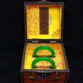 收藏级大清宫廷御用漆器冰种手镯套盒，料子冰透干净无暇，达到起冰起光起刚，颜色非常正，保存完好！盒子尺寸：20x20x15厘米手镯圈口：60-62毫米