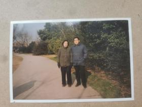祝寿嵩（燕大校友，同济大学百岁教授，祝氏桥牌三兄弟之一，祝寿山、祝寿河均为邓公桥友，祝寿嵩教会打桥牌的燕大同学蔡公期后来也成为邓公桥友）签赠中国桥牌荣誉大师蔡公期照片一张。