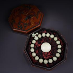 旧藏罕见夜光石手串  手持手球一套
配老漆器盒子一个
  一套重830克  盒子高7厘米  直径20厘米  手持珠子直径2.0厘米  手球直径5厘米