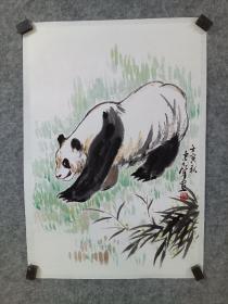 安徽省美协会员杨东声老师写意熊猫，托片，杨东声，字本农，号金山居士，1973年生，1993年毕业于上海美术学院，师从著名海派画家梅若先生，现为安徽省美协会员，擅写意花鸟，国画《双鸡图》《百鸡图》曾在2006纪念伟人逝世30周年全国书画大赛第五名