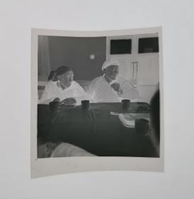 80年代老照片120底片一张，裹着头巾开会的农民