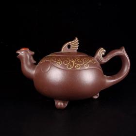 品名：凤鸣壶（描金）
底款：徐汉棠
尺寸：18/10cm
容量：450cc
紫砂分类：原矿紫泥