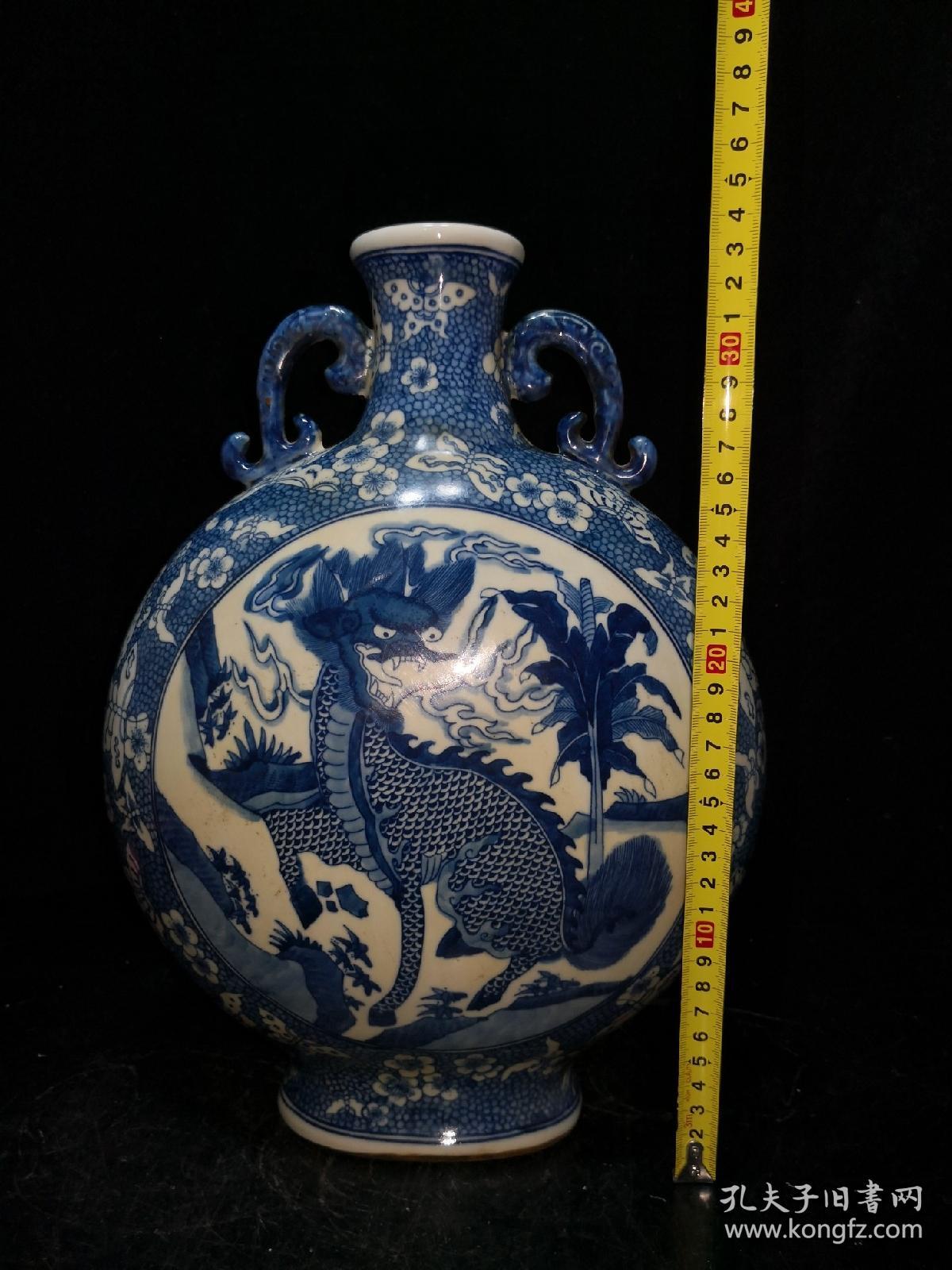 清青花开窗麒麟扁瓶