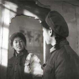 【影像书屋】60年代，女兵照镜子，黑白底片一张，LN154