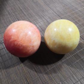 年代玉石健身球一对，一黄一红,通体晶莹剔透｜球直径5cm | 1枚｜材料不详，年代不详，包老包真