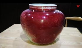 大明宣德宝石红大罐，高36cm，红如宝石，绿如豇豆，为清康熙豇豆红的前身。两侧颜色不一，为柴窑温度不同所致。此器为窑址货，底有粘沙，麻仓土，宣德官款，暗刻五瓜龙纹，大开门罕见珍品。