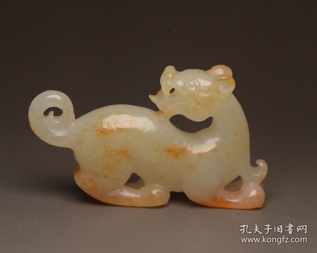 和田玉兽 规格: 5.5×3.1×1.2厘米，重 26克。 玉质温润细腻，沁色自然，刀功老道，皮壳包浆一流，雕刻生动，线条流畅，品相完美！
