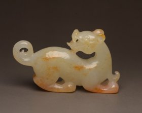 和田玉兽 规格: 5.5×3.1×1.2厘米，重 26克。 玉质温润细腻，沁色自然，刀功老道，皮壳包浆一流，雕刻生动，线条流畅，品相完美！