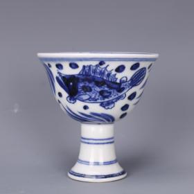 早期收藏——明宣德【青花鱼澡纹高足杯】器型周正 釉色秀美 画工精美 品相俱佳 漂亮呈现好 尺寸   高8.5厘米，底径4厘米，口径8.1厘米