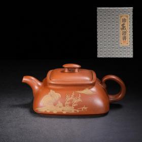 珍藏精品紫砂壶
品名：四方
底款：曼希陶艺
盖款：顾景舟
尺寸：17/7cm
容量：300cc
紫砂分类：原矿红泥
底款介绍，顾景舟（1915-1996），原名景洲。别称：曼希、瘦萍、武陵逸人、荆南山樵。自号壶叟、老萍。宜兴紫砂名艺人，中国美术家协会会员，中国工艺美术大师。