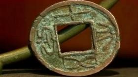 距今2000年西汉王莽大泉五十陶质钱范，12x10x4.5cm，如砖头大小，字迹清晰，十分罕见。陶范因高温制币后即成碎块，整块及大块很少。古泉收藏之大吉纳财之物，镶进框里效果更好。 中国的古钱币“大泉五十”流传久远，是西汉王莽所铸造。西汉晚期，王莽篡位，建立新朝，先后对货币制度进行4次改革，留下了一批制作精良的钱币。