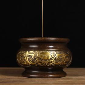 精品典藏 錾刻莲花钵式炉  藏金色包浆 
炉身直径13.5厘米   内口径10.7厘米  高8.8厘米  重1250克