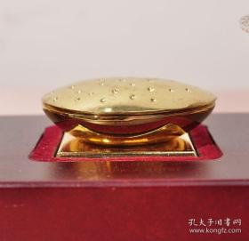 2010年上海世博会,主要展馆金属模型,纪念品一套。中国馆、文化中心、世博轴、世博中心、主题馆。五个展馆按照位置一次排开,镶嵌在红木底座上。纯精钢打造,手感很沉,做工精细、每一个瓦片,每一扇窗户都能见到,栩栩如生。一轴四馆为代表的上海世博会,已载入史册,该模型为当时开幕时,世博会定制,现存世量极少,长:35cm、宽:7cm。