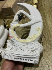 一对九十年代的彩瓷人物台灯、山东龙口市工艺灯具研究所专利产品、完好无损