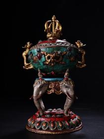 旧藏西藏收藏传工艺打造纯铜镶嵌宝石彩绘描金香炉 ，品相保存完好   工艺精湛  造型独特别致
重1456克 高24厘米 宽11厘米