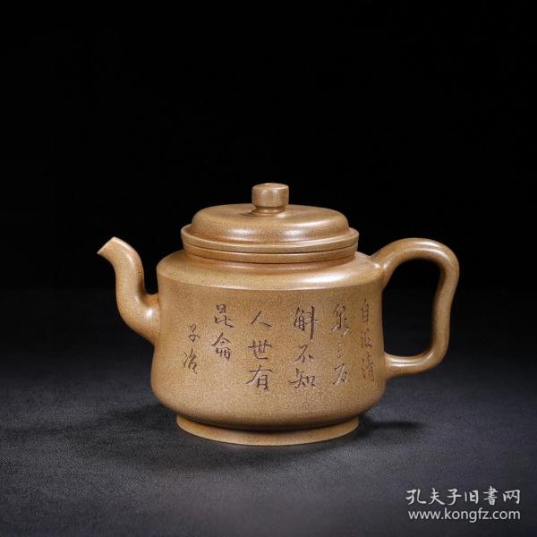 珍藏精品紫砂壶
品名：汲直壶
底款：日岭山馆
尺寸：16/11cm
容量：400cc
紫砂分类：原矿段泥
底款介绍：“日岭山馆”。何心舟 字石林，生卒不详，浙江绍兴人。清同治光绪年间制壶名手，工书法、篆刻，所制茗壶造工精炼，形制简巧，取材自然形式，善用黄泥制器。何氏与海上画家任伯年、梅调鼎、胡公寿等书画家常有唱和往来，曾与陶友王东石到浙江宁波建玉成窑。