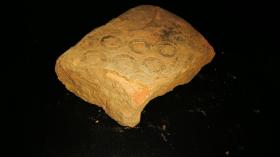 距今2000年西汉五珠钱范，17x13x6cm，如砖头大小，十分罕见。陶范因高温制币后即成碎块，整块及大块很少。古泉收藏之大吉纳财之物，镶进框里效果更好。 五铢钱重五铢，上有“五铢”二字，故名。五铢钱是我国钱币史上使用时间最长的货币，先后有10多个王朝和政权、20多个帝王铸行过五铢钱。汉朝西汉元狩五年，五铢钱率先在中原发行，至唐武德四年隋五铢废除，五铢钱历经沧桑700多年。