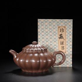 珍藏精品紫砂壶
品名：筋纹
底款：施小马
尺寸：19/9cm
容量：500cc
紫砂分类：紫泥
底款介绍：施小马，男，1954年生于宜兴，2003年高工，江苏省陶瓷艺术大师，实力派大师人物，被誉为“紫砂四小龙”之一(另有陈国良、季益顺、江建翔）。其父为施福生(紫砂工艺厂建厂元老之一，制壶名艺人)，1971年进紫砂工艺厂随陈福渊学习。擅制方器，是一代方器高手，荣获“中国紫砂名人”称号。