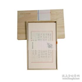 笺谱为中国传统文房精品，历来深得国人喜爱，本书精选《四库全书》图文作品100幅，以安徽泾县净皮宣纸制笺，特制商务印书馆LOGO水印，清雅别致，木盒精装。《四库全书》作为中国历史上规模最宏大的一部丛书，基本囊括了中国古代所有的图书，不仅文字内容丰富，其中的插图也非常精美，数量也极为可观，今从文津阁本《四库全书》中精选有关古砚、钱币、服饰、礼器、农耕、古文、兵器等内容的手绘作品100幅汇编成笺谱。