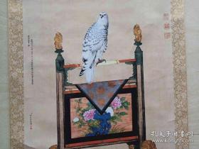 中西合璧绢本名画精心复制，180x99cm精裱装轴。
乾隆四十八年(西元1783)。达拉罕亲王。汪扎尔多尔济进白海青一架。架上白鹰，铁喙钩爪，羽毛雪白，模样形状威猛，深得写生之妙，此幅当是与郎士宁同时同地写生而成。两位画家从差别角度观察白鹰，并以传神伎俩写生下来。