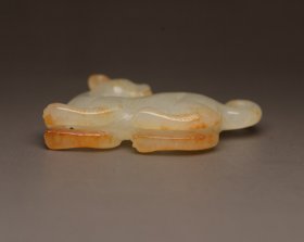 和田玉兽 规格: 5.5×3.1×1.2厘米，重 26克。 玉质温润细腻，沁色自然，刀功老道，皮壳包浆一流，雕刻生动，线条流畅，品相完美！