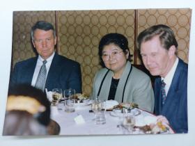 【老照片】《顾秀莲 第十届全国人大常委会副委员长》彩色老照片3张，尺寸:12.5×8.8厘米，5寸照片3张打包,新中国首位女省长。