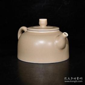 罕见乾隆象牙白釉壶，造型小巧秀美，14.5*7.5cm。釉质洁白如象牙。边缘泛出特有之灯草白边，为时代特征。火石微泛色淡黄，糯米胎白润光滑，修胎工整。内壁呈鸭蛋青色。造型为雍正亁隆时期特有造型。罕见珍品难得一遇。