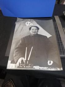 毛主席在党代会上，大照片，21x28.5厘米，布纹相纸，
