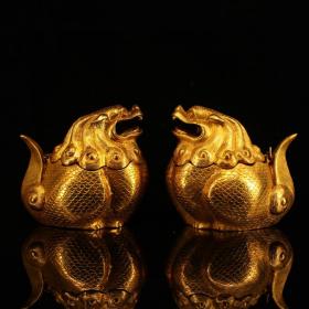 旧藏下乡收纯铜鎏金望天兽熏香炉一对
品相保存完好    做工精细  造型独特
高9厘米，宽9厘米，长7.5厘米，一对重1404克