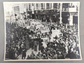【影像书屋】1949年，庆祝平津解放，街头游行活动，黑白老照片1张，19*14.5厘米，麻面厚纸，反银，ZP15
