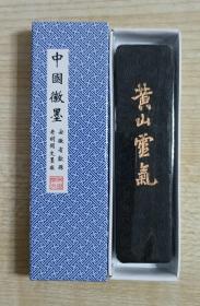 安徽歙县老胡开文制【黄山灵气】漆金文字墨1枚，纸盒装，尺寸如图，实重30克上下，有库存，随机发货。