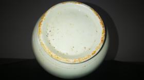 德化象牙白瓷狮耳蒜头瓶，28公分高，做工精细，器型优美。釉色莹润，白如象牙。铁锈土锈遍布内外，为大开门器物，大清乾隆时期精品。