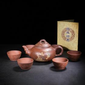 珍藏精品紫砂壶套具
品名：竹节
底款：周桂珍
尺寸：壶19/10cm，杯7/3cm
容量：壶500cc，杯50cc
紫砂分类：原矿紫泥
底款介绍：周桂珍，女，1943年生于宜兴丁蜀镇 ，宜兴紫砂陶制作技艺非遗传承人，1958年进入紫砂工艺厂。早期拜师王寅春和顾景舟先生，退休后定居北京。40余年的创造生涯，使她在紫砂艺术上取得了显著的成绩。