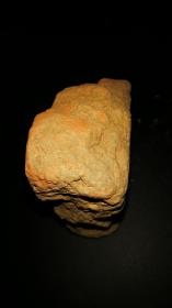 距今2000年西汉王莽大泉五十陶质钱范，12x10x4.5cm，如砖头大小，字迹清晰，十分罕见。陶范因高温制币后即成碎块，整块及大块很少。古泉收藏之大吉纳财之物，镶进框里效果更好。 中国的古钱币“大泉五十”流传久远，是西汉王莽所铸造。西汉晚期，王莽篡位，建立新朝，先后对货币制度进行4次改革，留下了一批制作精良的钱币。