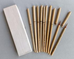旧藏 80年代 老毛笔一盒10支合售。竹杆，带笔套。出口型毛笔。整体好品。