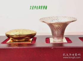2010年上海世博会,主要展馆金属模型,纪念品一套。中国馆、文化中心、世博轴、世博中心、主题馆。五个展馆按照位置一次排开,镶嵌在红木底座上。纯精钢打造,手感很沉,做工精细、每一个瓦片,每一扇窗户都能见到,栩栩如生。一轴四馆为代表的上海世博会,已载入史册,该模型为当时开幕时,世博会定制,现存世量极少,长:35cm、宽:7cm。