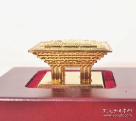 2010年上海世博会,主要展馆金属模型,纪念品一套。中国馆、文化中心、世博轴、世博中心、主题馆。五个展馆按照位置一次排开,镶嵌在红木底座上。纯精钢打造,手感很沉,做工精细、每一个瓦片,每一扇窗户都能见到,栩栩如生。一轴四馆为代表的上海世博会,已载入史册,该模型为当时开幕时,世博会定制,现存世量极少,长:35cm、宽:7cm。
