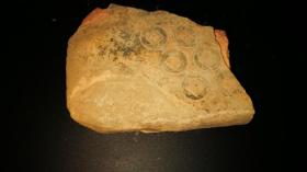 距今2000年西汉五珠钱范，17x13x6cm，如砖头大小，十分罕见。陶范因高温制币后即成碎块，整块及大块很少。古泉收藏之大吉纳财之物，镶进框里效果更好。 五铢钱重五铢，上有“五铢”二字，故名。五铢钱是我国钱币史上使用时间最长的货币，先后有10多个王朝和政权、20多个帝王铸行过五铢钱。汉朝西汉元狩五年，五铢钱率先在中原发行，至唐武德四年隋五铢废除，五铢钱历经沧桑700多年。