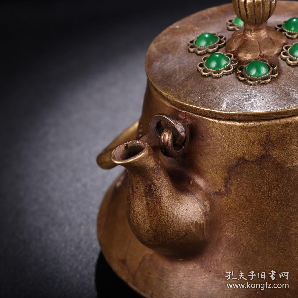 旧藏收纯铜镶嵌宝石训马茶壶
高15厘米  宽15厘米  重875克