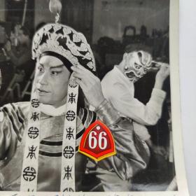 1978年著名粤剧表演艺术家罗品超在《逼上梁山》剧中扮演林冲。Y050