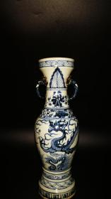 极品元青花象耳尊，高29cm，造型别致，青花深邃，共分8层，缠枝八蕉回纹中央三爪巨龙腾空而起，独眼细脖，周身鳞片。铁锈斑驳，深陷胎骨，韵散自然。器身莹润如玉，胎后肥厚。抚摸有棱，另见爆釉缩釉点数个。胎足挂釉不全，火石红沿边缘自然分布。内壁见旋纹及胎泥。此器型在国内尚属首现，民国时期流散海外两件类似元青花大瓶，现藏纽约大都会博物馆。