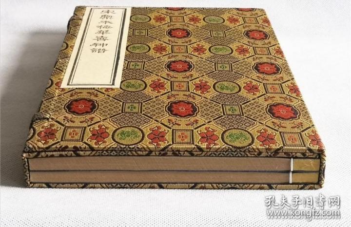 【雕版印刷】《宋椠本梅花喜神谱》 锦函线装 1函2册全 元书纸 朱砂红印本 影刻宋本 画谱名著
《梅花喜神谱》是中国第一部专门描绘梅花种种情态的木刻画谱。因宋时俗称画像为喜神，故名。近代金石书画家吴昌硕曾有诗说他"家传一本宋朝梅"。《梅花喜神谱》收录 100幅图，分别描绘梅花的种种形态。
本书为传统手工雕版印刷。由扬州雕版大师陈义时操刀亲刻。宋锦函套，绢包角，元书纸，开本宏阔，镌刻精美，值得收藏。