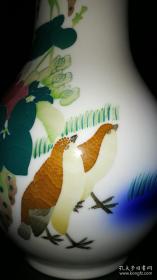 长城到奥林匹亚"醴陵扁豆双禽世界和瓶，这件精美的釉下彩瓷花瓶珍品，高46.8厘米，撇口直径20厘米，瓶体洁白如玉，画面清新典雅。花瓶的正面绘有扁豆双禽图案，寓意“播种和平，友好相处”，另一面是何振梁、萨马兰奇、罗格及希腊奥委会主席尼古拉乌分别用中、英、法、希四种文字题写的“从长城到奥林匹亚”及他们的签名。