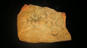 距今2000年西汉五珠钱范，17x13x6cm，如砖头大小，十分罕见。陶范因高温制币后即成碎块，整块及大块很少。古泉收藏之大吉纳财之物，镶进框里效果更好。 五铢钱重五铢，上有“五铢”二字，故名。五铢钱是我国钱币史上使用时间最长的货币，先后有10多个王朝和政权、20多个帝王铸行过五铢钱。汉朝西汉元狩五年，五铢钱率先在中原发行，至唐武德四年隋五铢废除，五铢钱历经沧桑700多年。